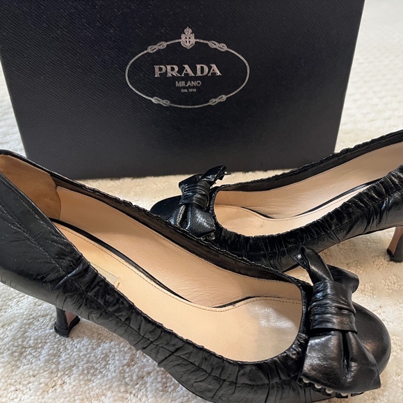Prada black leather pump with kitten heel and bow detail - Picture 1 of 6